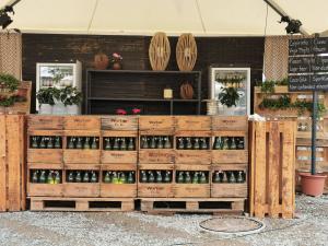 Harassen Bar Vintage mit Flaschen 3